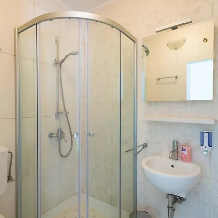 Dvori With Garden, Free Parking Next To Sea