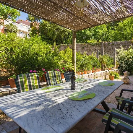 Dvori With Garden, Free Parking Next To Sea Apartament