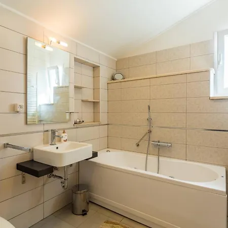 Dvori With Garden, Free Parking Next To Sea *