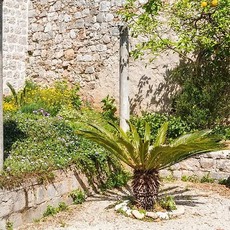 Dvori With Garden, Free Parking Next To Sea 아파트 *
