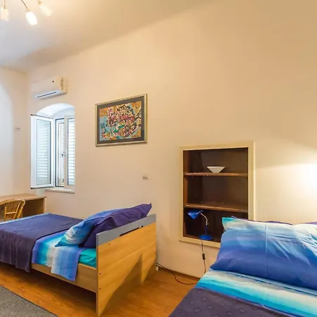 Apartment Dvori With Garden, Free Parking Next To Sea *