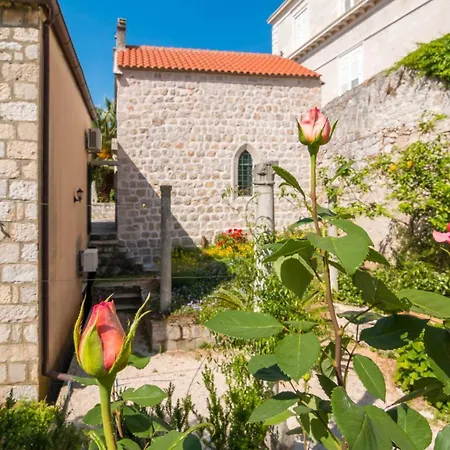 Apartment Dvori With Garden, Free Parking Next To Sea *