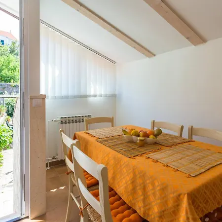 Dvori With Garden, Free Parking Next To Sea Apartment