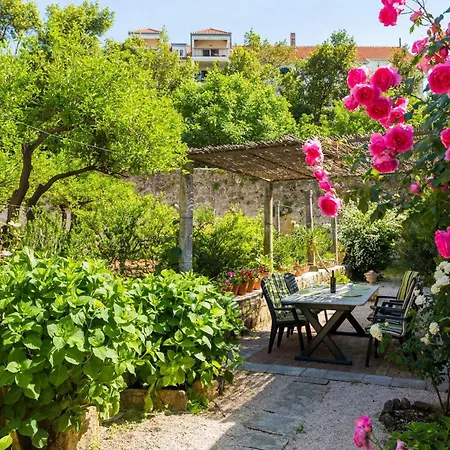 Apartment Dvori With Garden, Free Parking Next To Sea *