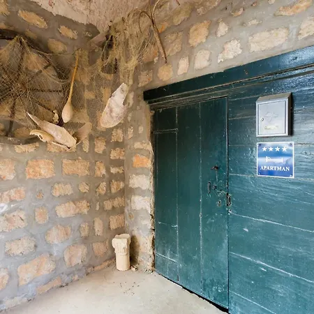 Dvori With Garden, Free Parking Next To Sea Appartement
