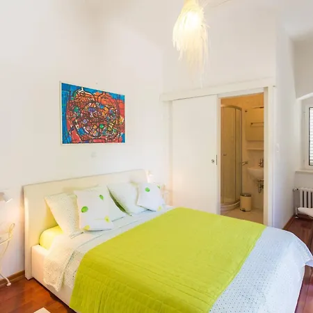Dvori With Garden, Free Parking Next To Sea Appartement