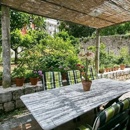 Dvori With Garden, Free Parking Next To Sea Appartement