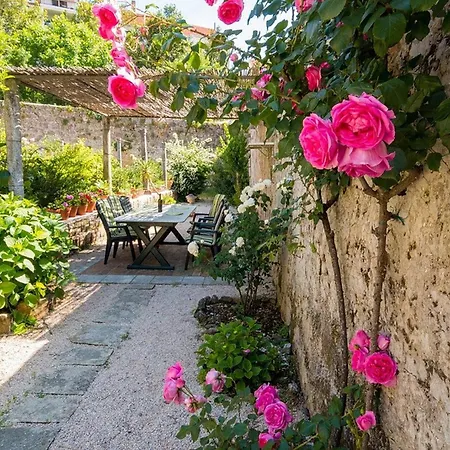Appartement Dvori With Garden, Free Parking Next To Sea